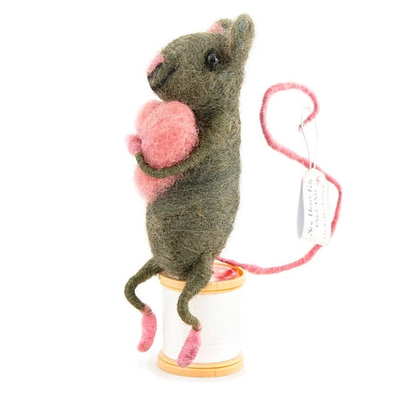 grey-sitting-felt-mouse-hugging-a-balloon-decoration-sew-heart-felt